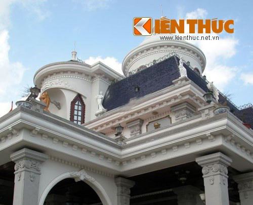 Lâu đài này được nhiều người đặt cho cái tên "lâu đài ngựa vàng" vì có hình ngựa vàng (theo tuổi của gia chủ) ở phía ngoài. Điểm này khá giống với lâu đài gà vàng của đại gia Cầu Giấy (Hà Nội), tượng gà vàng có liên quan đến tuổi của gia chủ.