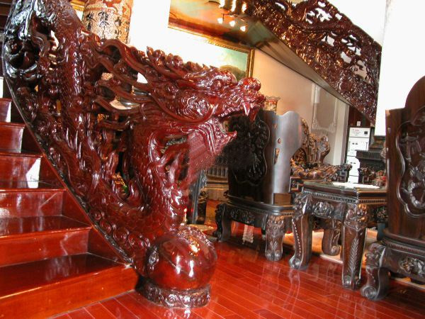 Cơ ngơi được trang trí với những họa tiết cổ điển cầu kỳ. Nội thất gỗ quý hình rồng, phượng... được sử dụng đã phần nào cho thấy độ hoành tráng, khối tài sản khổng lồ của gia chủ.
