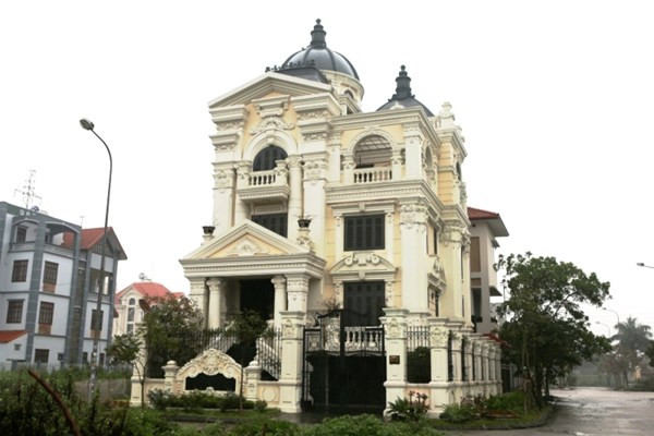 Ở Hải Phòng, nhiều con phố, khu đất được mệnh danh là khu nhà giàu, khu lâu đài vì có nhiều cơ ngơi đồ sộ của các đại gia đất Cảng. Tổng diện tích hơn 700 m2, nằm ở khu An Đồng, lâu đài này từng được ước tính chi phí xây dựng lên tới 2 triệu đô.