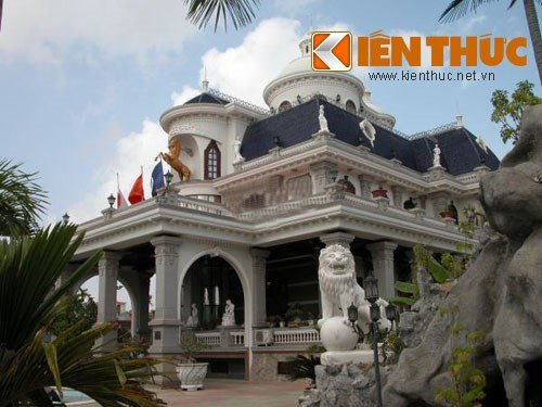Hải Phòng là một trong những thành phố có rất nhiều lâu đài của đại gia hoành tráng, thuộc hàng độc - lạ. Trong hình là lâu đài của vợ chồng đại gia Linh Nga - được thiết kế hòa trộn nhiều lối kiến trúc Âu - Á.