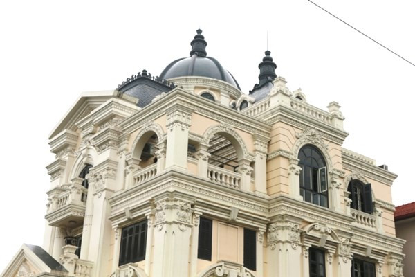 Điểm tương đồng giữa các lâu đài ở thành phố cảng là dấu ấn thiết kế mang dáng dấp châu Âu cổ điển, các chi tiết trang trí tường, mái, gờ phào, cột... đều cầu kỳ, tốn kém.