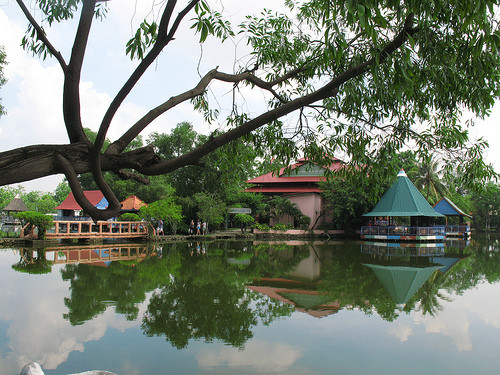 Đây là điểm có nhiều khu dịch vụ, vui chơi giải trí, nhà hàng ăn uống, biểu diễn sân khấu phục vụ du khách.