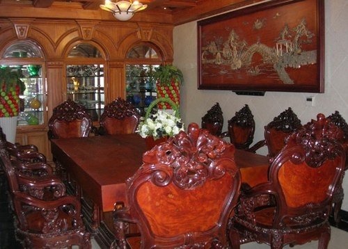 Căn nhà bạc tỷ có nhiều đồ nội thất gỗ quý giá, được trạm trổ cầu kỳ.