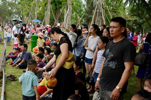Hàng trăm người mãn nhãn với những chiếc khinh khí cầu lớn được thổi căng gió.