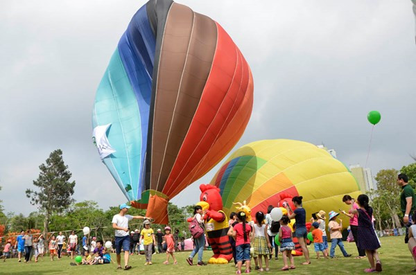Tại một công viên cách xa trung tâm Thủ đô với Lễ hội Khinh khí cầu cũng thu hút được đông đảo người dân tham quan.