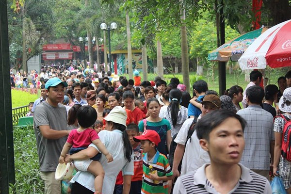 Không chỉ có người dân Thủ đô mà từ khắp các nơi đổ về đây.