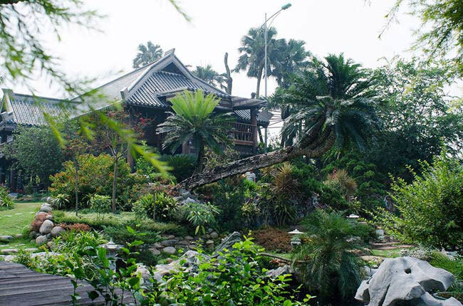 Nối giữa các khu nhà là những ao nhỏ, suối nhân tạo, lối đi xếp sỏi đá sơn thủy hữu tình.