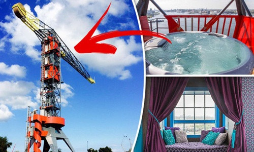 Khách sạn cần cẩu cao nhất thế giới quay mặt ra phía sông IJ, mang đến trải nghiệm khó quên cho du khách ở độ cao 50 mét. Ảnh: Daily Express.