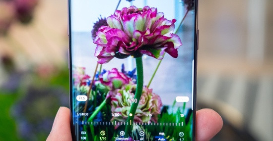 Bên cạnh đó, camera kép 12 megapixel của S9 Plus còn được trang bị công nghệ dual-pixel thế hệ hai lấy nét nhanh hơn và chính xác hơn, cải thiện giảm nhiễu đa khung hình, ghi video slow-motion 960 fps (độ phân giải 720p) và cả hai camera đều hỗ trợ OIS. Trong khi camera phía trước độ phân giải 8 megapixel với khẩu độ f/1.7