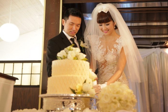 Trong lễ cưới, Ngọc Quyên lộng lẫy với váy cưới màu trắng, chất liệu ren của NTK Hoàng Hải, có giá trị lên đến 10.000 USD. Ảnh: VTC.