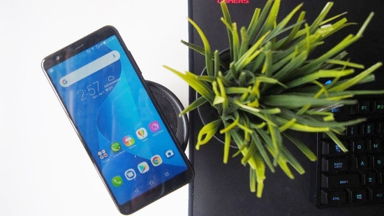 Nhưng mặt trước của ZenFone Max Plus M1 lại rất nổi bật với màn hình kích thước 5,2 inch, độ phân giải Full HD+, sử dụng tỷ lệ 18:9 thời thượng với viền màn hình mỏng, độ sáng lên tới 400 nit, mang đến không gian giải trí lớn hơn mà không tăng kích thước máy.