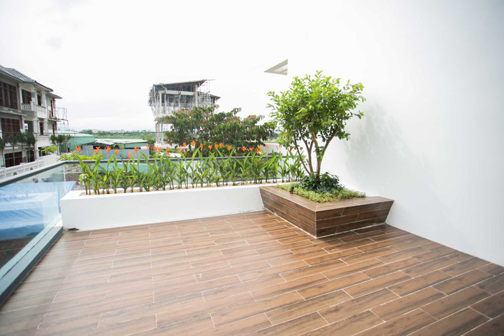 Sân thượng thoáng mát của ngôi nhà phố 3 tầng. Nguồn ảnh: 85 Design.
