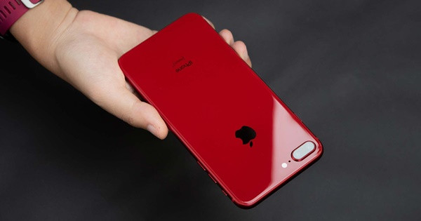Điểm nổi bật của bộ đôi smartphone này là mặt lưng bằng kính màu đỏ sang trọng kết hợp cùng màn hình viền đen huyền bí. Ảnh: Viettel Store.