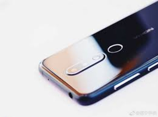 Một tin vui đối với người dùng đó là dù có thiết kế mới nhưng Nokia X vẫn giữ lại thiết kế giắc cắm tai nghe truyền thống 3.5mm được bố trí ở cạnh đỉnh, đây là tính năng đang dần được nhiều nhà sản xuất smartphone loại bỏ nhằm giúp điện thoại mỏng hơn.