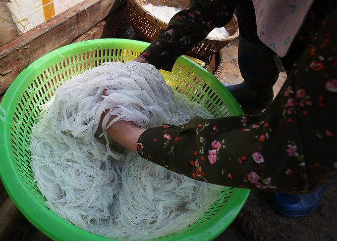 Cá ngần quý hiếm bởi chúng chỉ xuất hiện một lần duy nhất trong năm với khoảng thời gian rất ngắn. Ảnh: FB Lan Nguyễn.