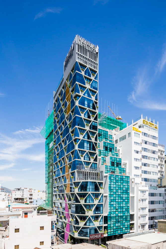 Nằm ở quảng trường trung tâm của thành phố Nha Trang (Khánh Hòa), khách sạn Venue nổi bật với các khối vuông vức đầy sắc màu.
