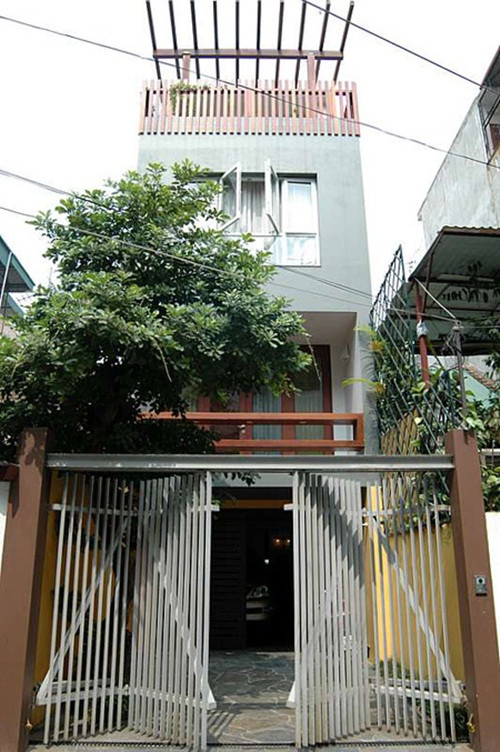 Không trang trí quá nhiều chi tiết, họa tiết hay sử dụng màu sắc bắt mắt nhưng ngôi nhà ống 4 tầng (TP HCM) vẫn tạo được điểm nhấn với hệ lam ngoài mặt tiền.