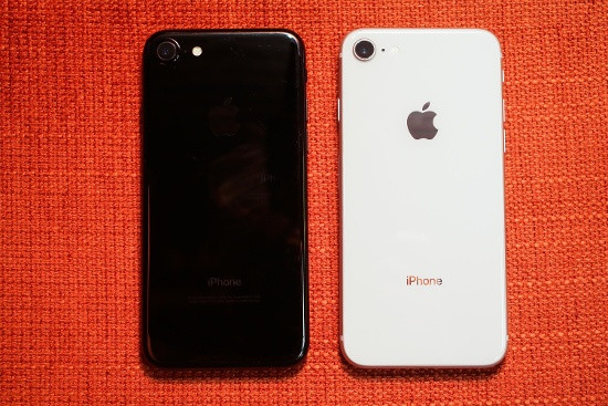Thực tế iPhone 8 so với iPhone 7 không có quá nhiều khác biệt, tuy nhiên một trong những thay đổi lớn nhất đó chính là mặt lưng bằng kính với khung làm từ hợp kim nhôm không còn là vỏ kim loại nguyên khối như trước. Máy cũng có khả năng kháng nước và bụi và không còn jack tai nghe 3.5mm.