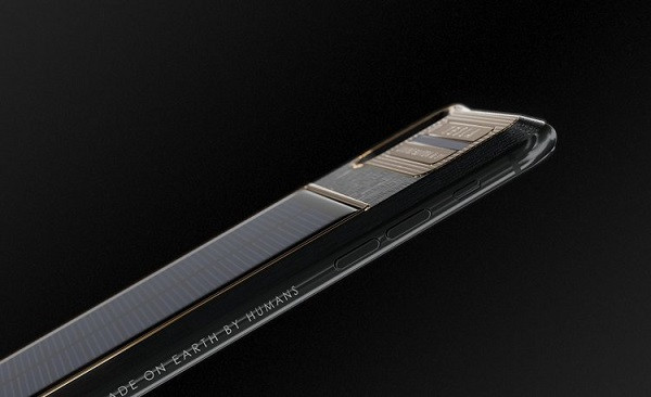 Thậm chí, Caviar còn gửi sản phẩm đầu tiên cho chính Elon Musk: Chiếc điện thoại này được khắc với cụm từ “Made on Earth by human” - cùng một cụm từ Musk đã in trên bảng mạch của Tesla Roadster mà tỷ phú này gửi vào không gian trên chiếc tên lửa Falcon Heavy của SpaceX.