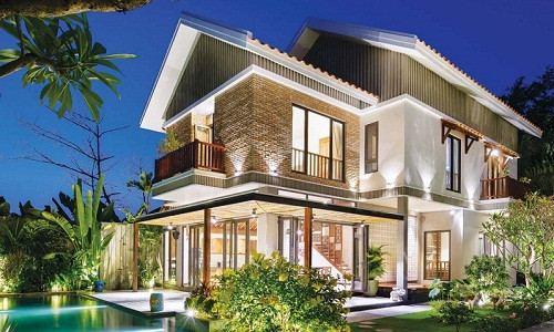 Trên diện tích đất 300m2 ở quận 2 (TP HCM), ngôi biệt thự được nhóm kiến trúc sư QBI Corp thiết kế bao gồm 1 trệt 1 lầu và tầng áp mái.