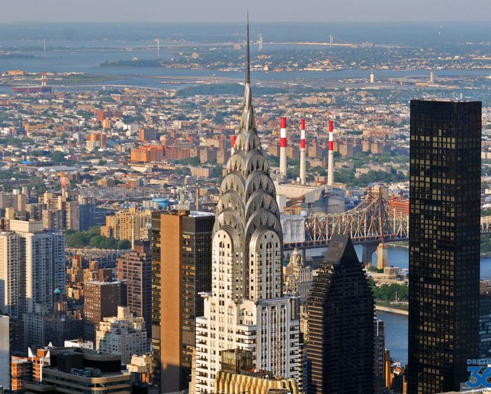 Tòa nhà Chrysler Building (New York) là một cao ốc chọc trời ở phía đông nam Manhattan. Điểm nhấn của tòa nhà là những góc cạnh được thể hiện mềm mại, không có sự trùng lặp. Ảnh: Printest.