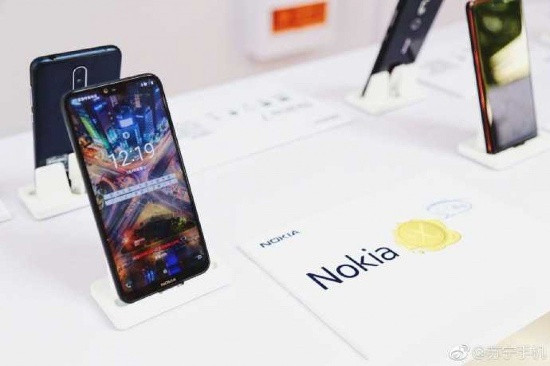 Máy sẽ được cài đặt sẵn với Android 8.1 Oreo khi ra mắt và có ba màu để người dùng lựa chọn gồm: màu đen, bạc, trắng và xanh dương.