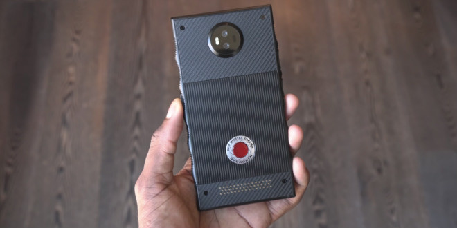 Ngay phần nắp lưng cũng có sự pha trộn giữa vật liệu kim loại và Kevlar siêu bền, cùng camera lớn có ống kính kép, bốn góc có bốn đinh vít, viên đá rubi to làm như lô-gô và các chân cắm phụ kiện ở dưới đáy.
