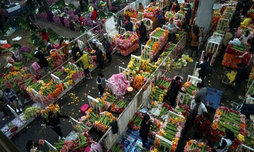 Những người bán hàng làm việc từ sáng sớm tới nửa đêm để kiểm tra hoa và ra giá.