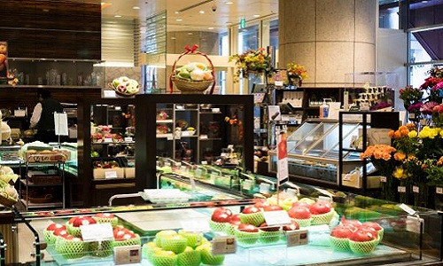 Cửa hàng Sembikiya ở Tokyo được bài trí sang trọng như tiệm trang sức. Nguồn ảnh: Buzzfeed.