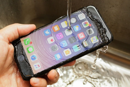 Apple iPhone 7 có màn hình tương tự như iPhone 8 với kích thước 4,7 inch, độ phân giải 750 x 1334 pixel nhưng sẽ không có công nghệ True Tone. Đương nhiên máy sử dụng bộ vi xử lý thấp hơn là Apple A10 Fusion, RAM 2GB, tùy chọn bộ nhớ trong 32/128/256GB.