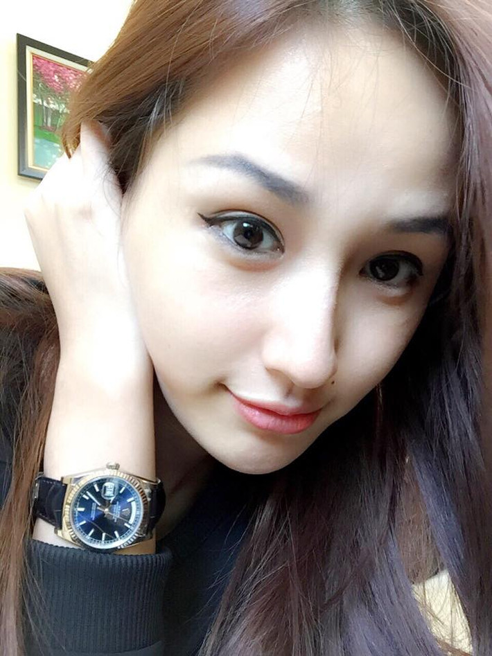 Đồng hồ được coi là một phụ kiện không thể thiếu trong các set trang phục của Mai Phương Thúy. Ảnh: Dân Việt.