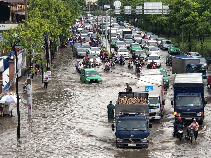 Trước đó ngày 19/4, Trung tâm chống ngập TP và công ty Quang Trung đã ký kết hợp đồng thuê máy bơm chống ngập cho đường Nguyễn Hữu Cảnh.