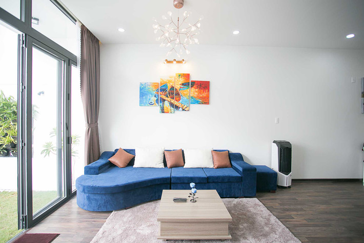 Sofa màu xanh dương làm điểm nhấn nổi bật cho toàn bộ không gian.