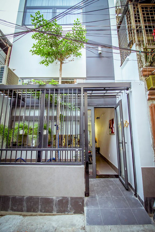 Nằm trong một con hẻm ở quận 3 (TP HCM), ngôi nhà thuộc sở hữu của một cặp vợ chồng và hai con nhỏ.