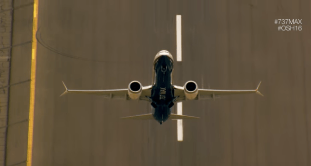 Chiếc 737 MAX của Boeing thể hiện sức mạnh trên bầu trời. Ảnh: FighterSweep.