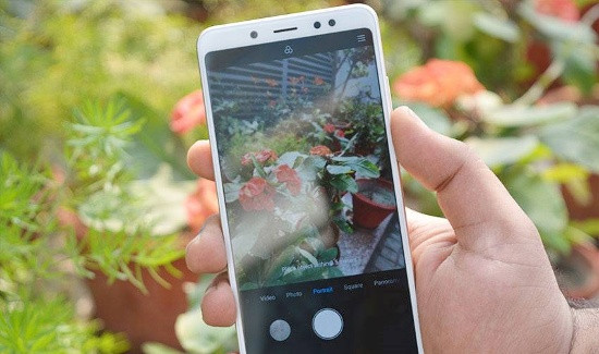 Tính năng chụp hình cũng được Xiaomi đầu tư mạnh mẽ cho Redmi Note 5 Pro với cụm camera kép 12 megapixel + 5 megapixel với khẩu độ f/2.2 và f/2.0 ương ứng.