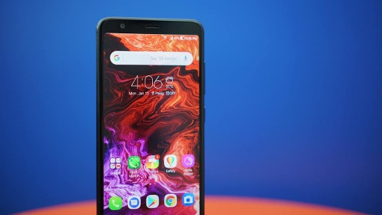 Asus ZenFone Max Plus M1 chạy Android 8.0 với giao diện ZenUI 5.0 với điểm nhấn là viên pin dung lượng 4.000 mAh, cho phép máy có thể hoạt động liên tục 2 ngày.