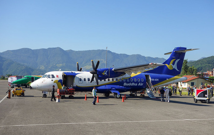 Tháng 9/2011, một chiếc máy bay nhỏ của hãng Buddha Air đưa các du khách đi ngắm cảnh núi quanh đỉnh Everest đã bị rơi khiến 19 người trên khoang thiệt mạng. Ảnh: Printest.