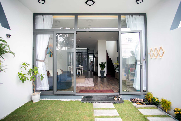 Cửa kính lớn lấy ánh sáng cho toàn bộ ngôi nhà.