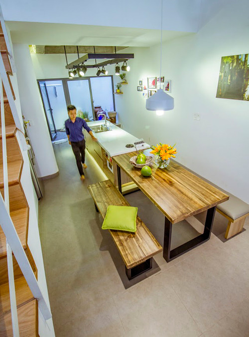 Đảo bếp và bàn ăn được bố trí ở giữa nhà để tiện cho việc thao tác, chế biến và ăn uống.