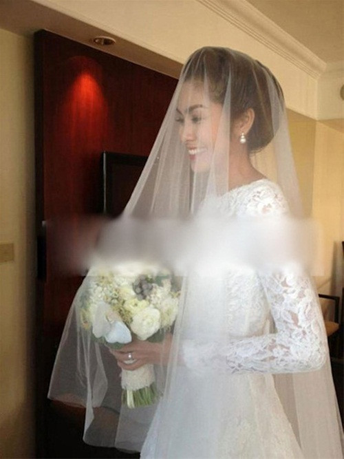 Tăng Thanh Hà diện chiếc váy ren nổi trắng trong ngày cưới. Chiếc váy nằm trong bộ sưu tập váy cưới xuân 2012 của Monique Lhuillier, có giá 9.900 USD (hơn 200 triệu đồng). Ảnh: Zing.
