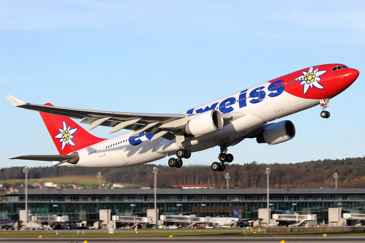 Năm 1998, Edelweiss mua một loạt máy bay Airbus A320-200 mới để thay thế MD-83. Trong năm 1999, các chuyến bay đường dài của Edelweiss bắt đầu sử dụng máy bay Airbus A330-200. Ảnh: Wiki.