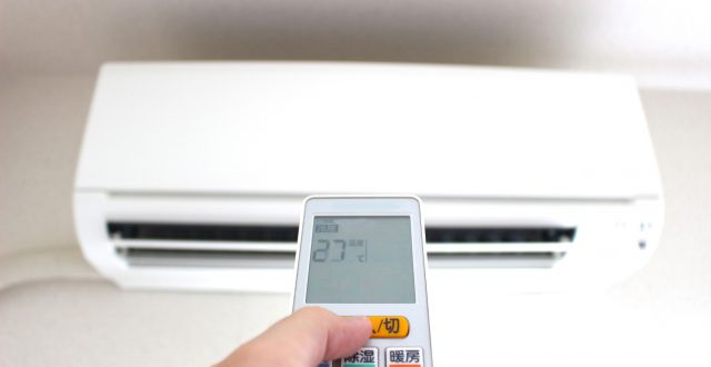 Kết hợp quạt điện với điều hòa tưởng như tốn điện gấp 2 lần nhưng thực tế lại là biện pháp làm mát hiệu quả mà vẫn tiết kiệm phần nào công suất điện.