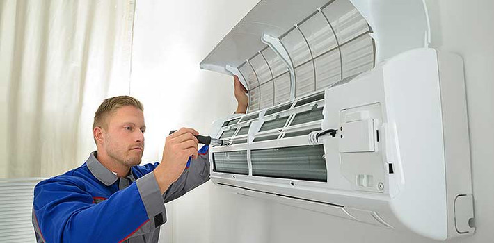 Thường xuyên vệ sinh, đặc biệt là lọc gió vừa giúp tăng hiệu suất làm lạnh của điều hòa, vừa giúp tiết kiệm điện một cách tối đa trong quá trình sử dụng. Nguồn ảnh: Printest.