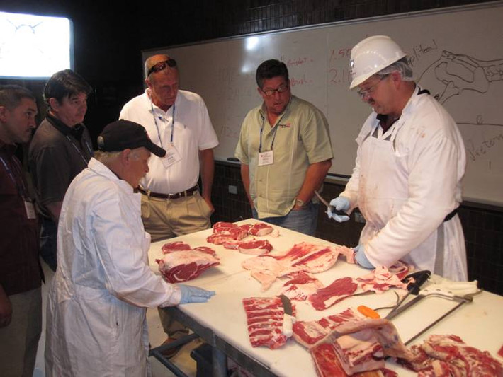 Công đoạn giết mổ và đóng gói được kiểm tra chặt chẽ. Ảnh: Tamu.