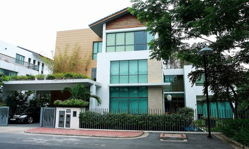 Tọa lạc tại quận 2 ( TP HCM), ngôi biệt thự 3 tầng nổi bật với thiết kế hiện đại nhưng vẫn đậm nét truyền thống Việt Nam.