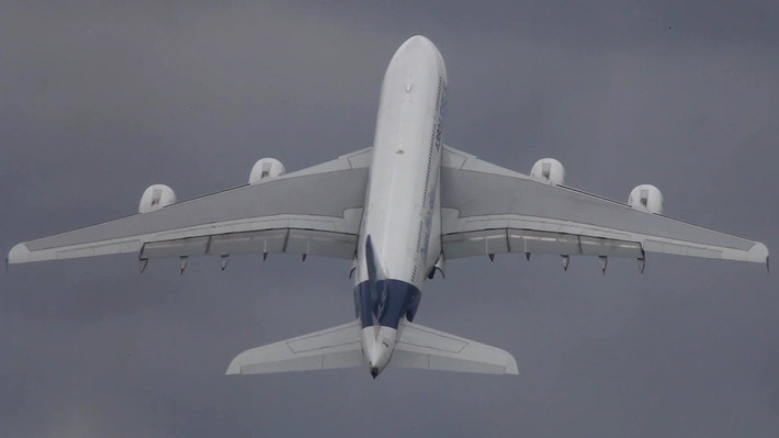 Tại triển lãm hàng không Paris 2013, chiếc máy bay Airbus A380 cất cánh thẳng đứng khiến nhiều người kinh ngạc. Ảnh: YouTube.