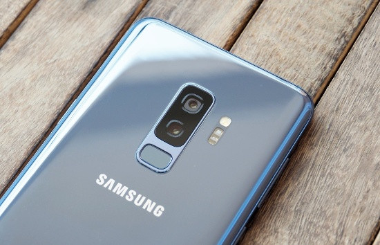 Điểm ấn tượng nhất trên Galaxy S9 Plus chính là khả năng chụp hình. Máy được trang bị cụm camera kép với ống kính có khả năng thay đổi khẩu độ về mặt cơ học giữa f/1.5 và f/2.4 tùy điều kiện ánh sáng.