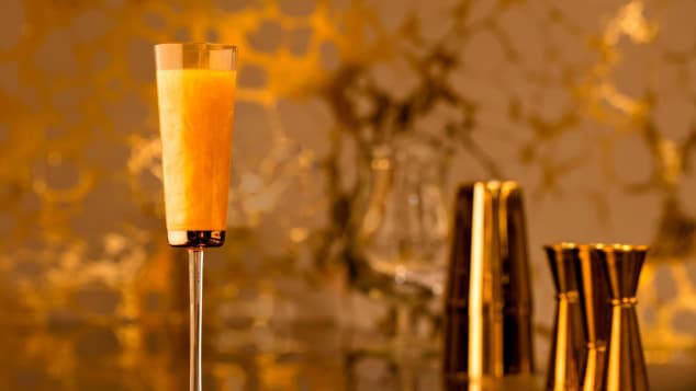 Ngoài nội thất dát vàng, khách sạn cao cấp còn sử dụng 700g vàng để trang trí cho đồ ăn và thức uống.