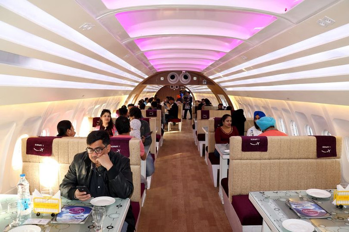 Runway 1 cũng là nhà hàng đầu tiên trên thế giới cho phép mọi người dùng bữa trên cánh máy bay với giá 75 USD/2 người.